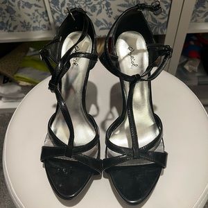 Qupid Size 8.5- dainty black stilettos